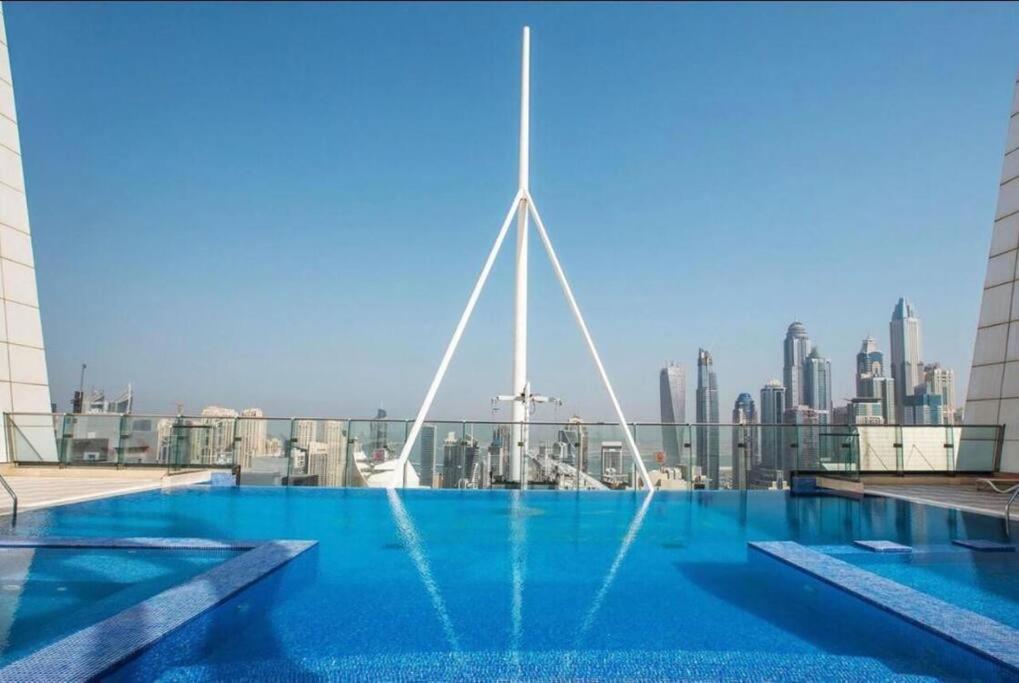 Luxury Modern Studio In Jlt With Amazing View & Rooftop Pool - Sleeps 3 Dubai Bagian luar foto